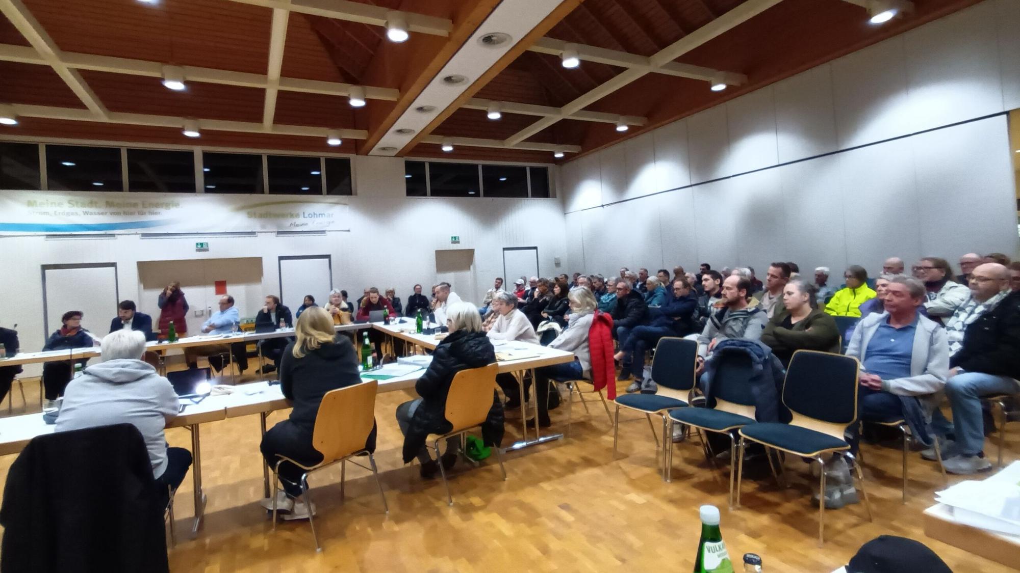 Zuhörer bei der kommunalpolitischen Sitzung.