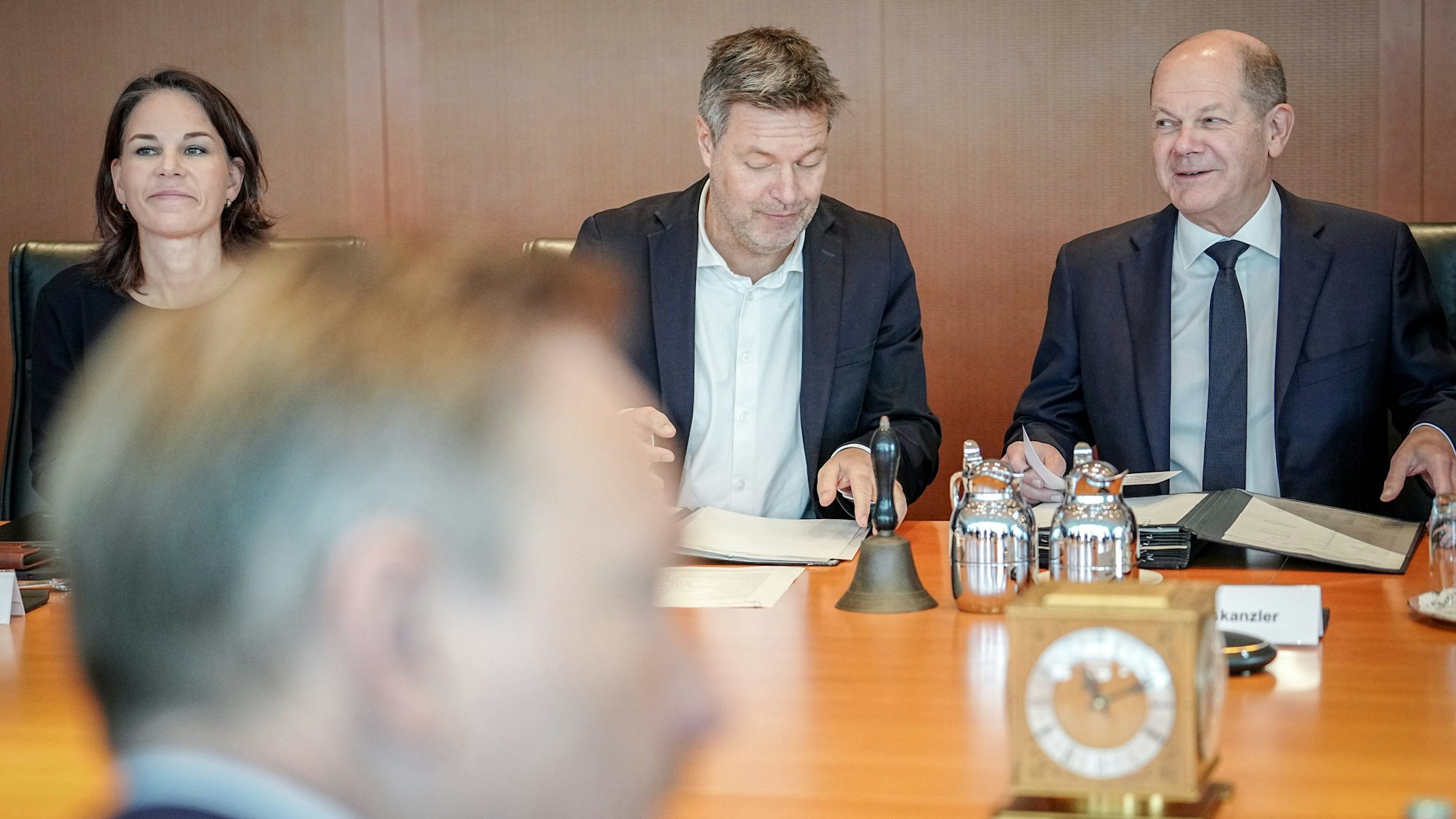 Bundeskanzler Olaf Scholz (r-l, SPD), Wirtschaftsminister Robert Habeck (Bündnis 90/Die Grünen), Finanzminister Christian Lindner (FDP, vorne), und Außenministerin Annalena Baerbock (Bündnis 90/Die Grünen) bei Beratungen.