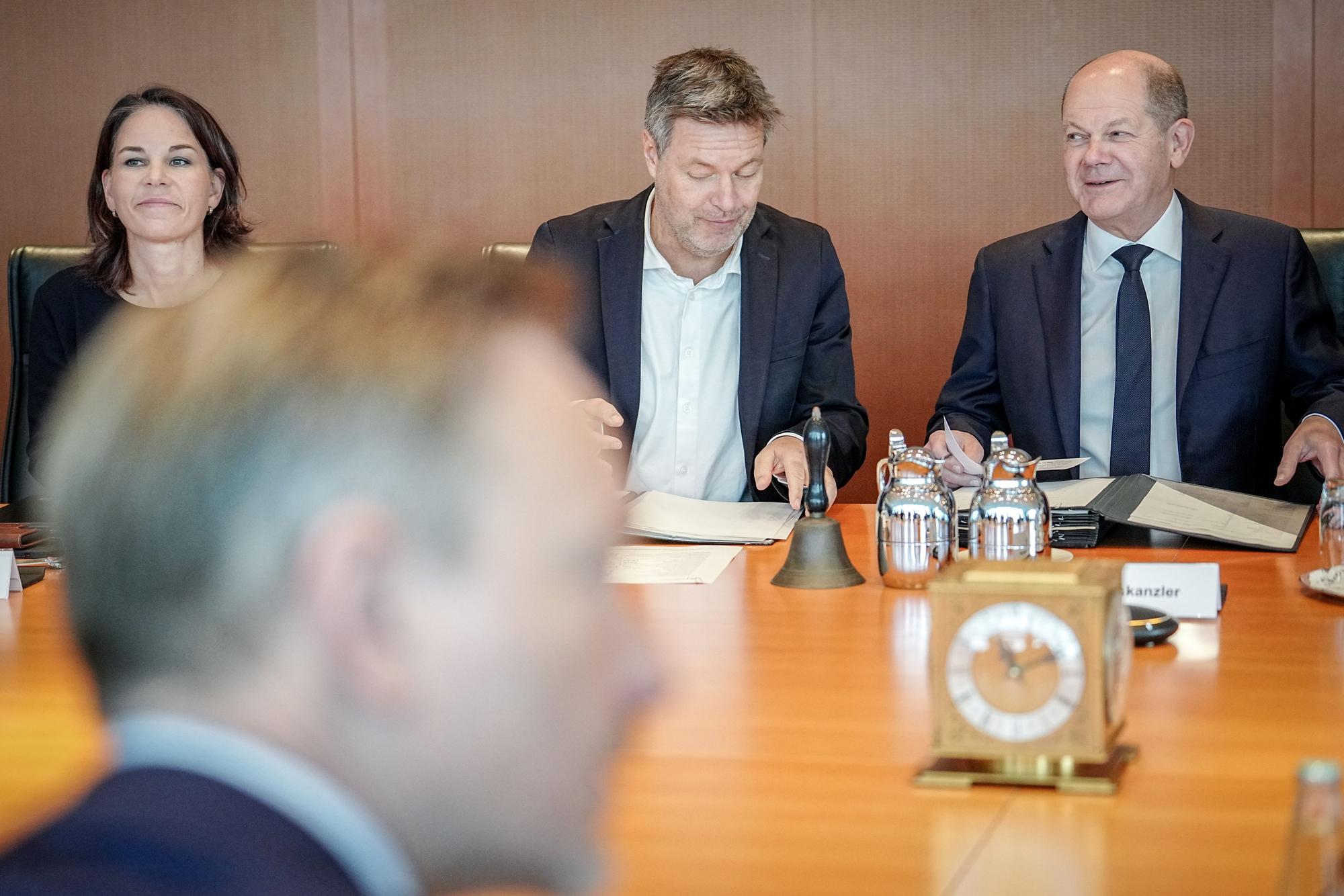 Bundeskanzler Olaf Scholz, Robert Habeck, Christian Lindner und Annalena Baerbock nehmen an der Sitzung des Bundeskabinetts im Bundeskanzleramt teil.