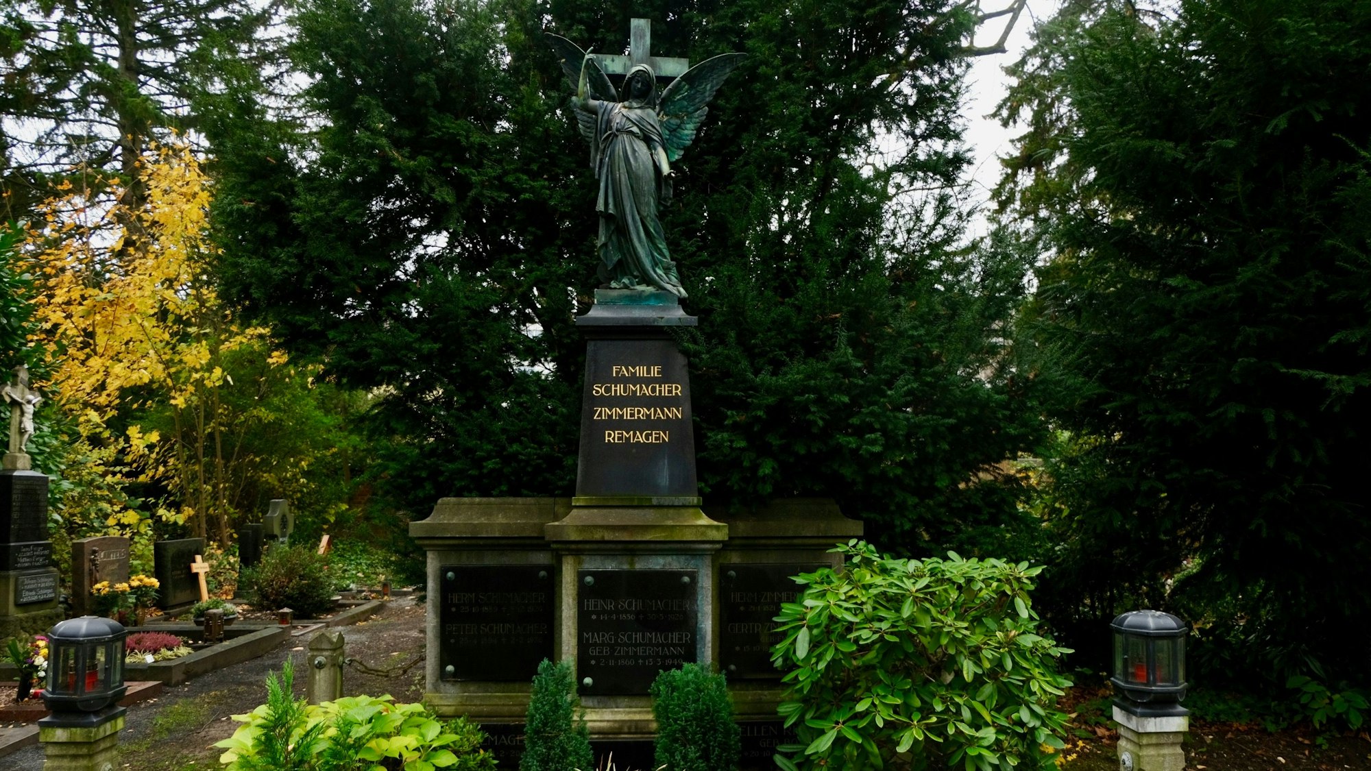 Ein prächtiges Grab mit Sockel und einer darauf stehenden Engelsfigur ist zu sehen.