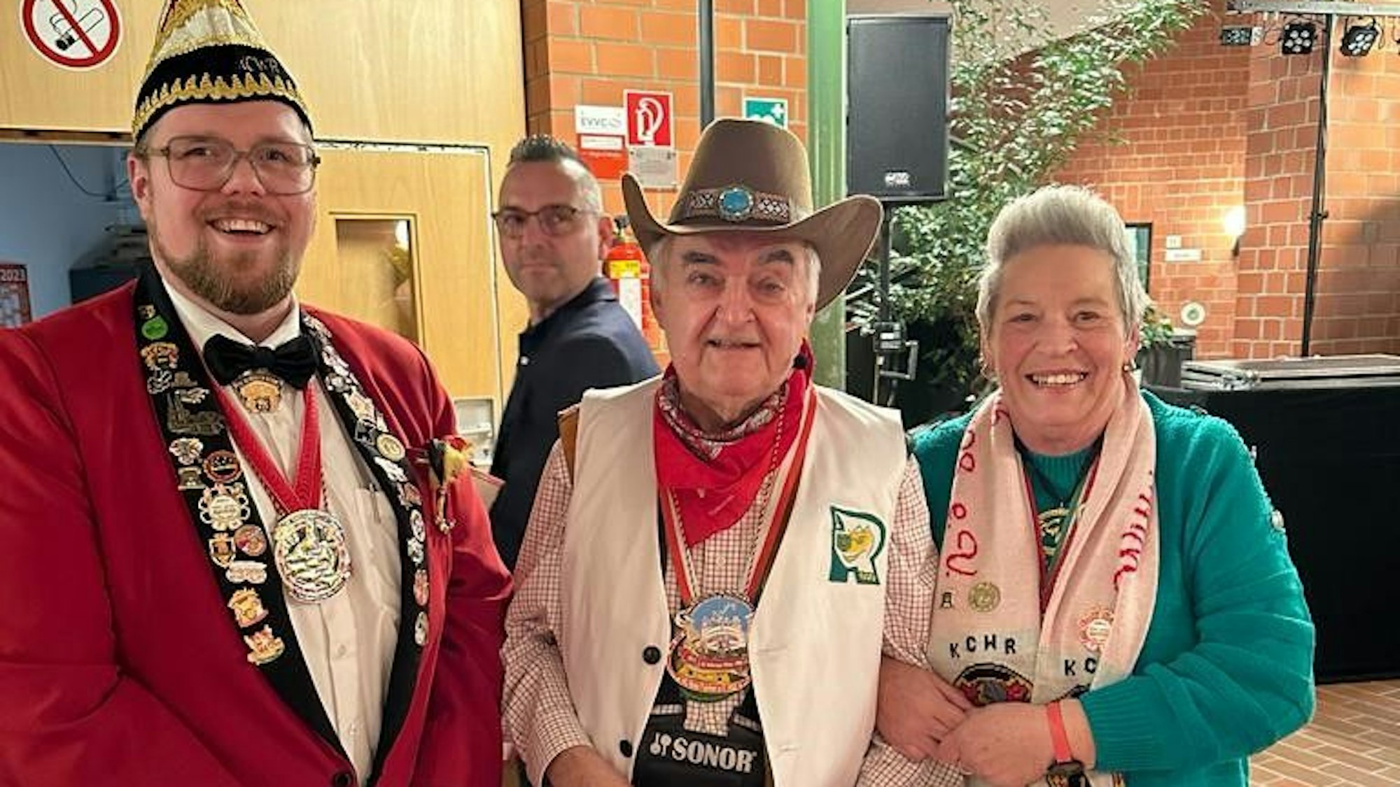 Reul bekommt die "Weiße Weste" in Recklinghausen von einem Karnevalsverein verliehen