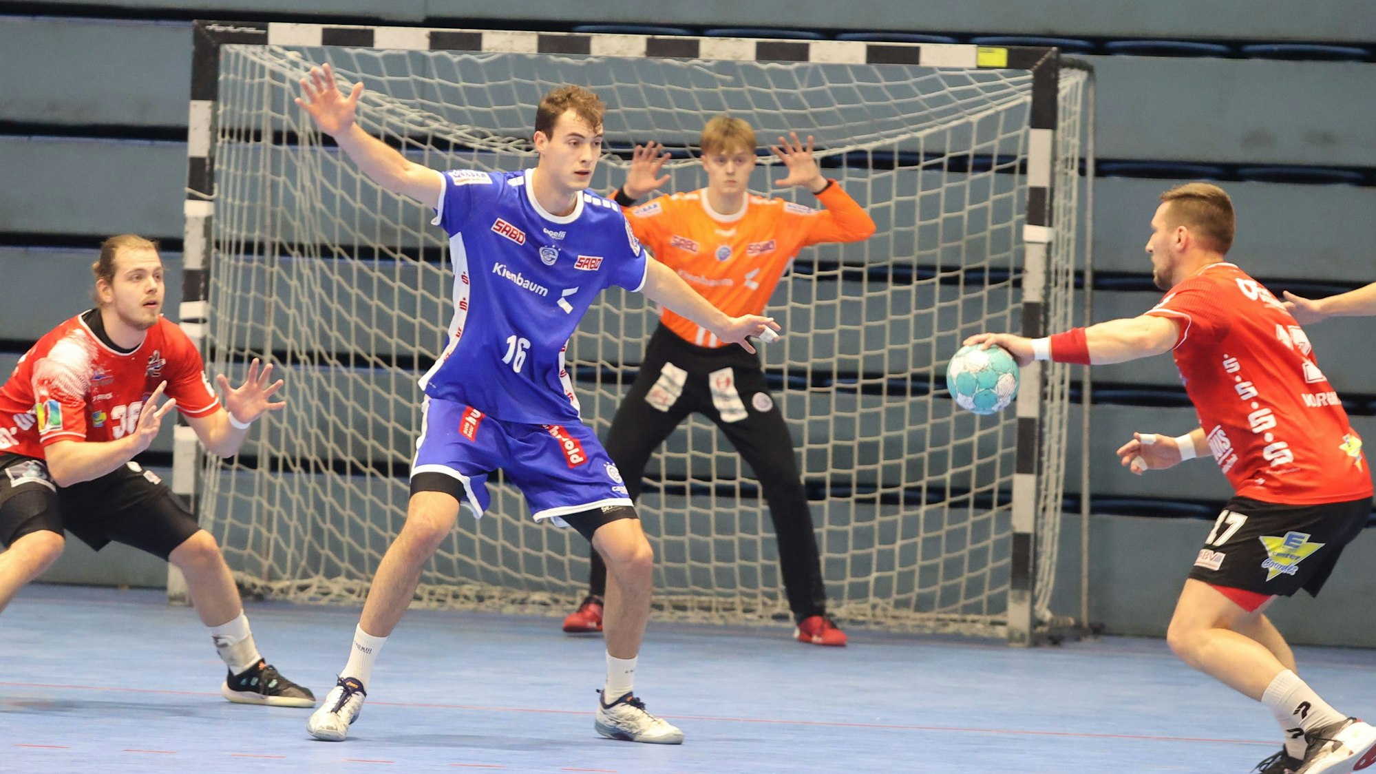 Der Auricher Angreifer versucht den Gummersbacher Abwehrspieler Moritz Köster zu umspielen, während der Kreisläufer auf den Ball wartet.