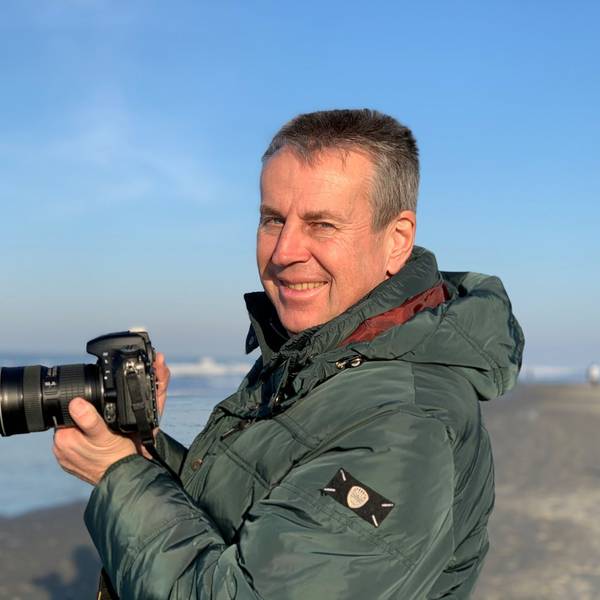 Wolfgang Abegg im Porträt. Er hält eine Kamera in der Hand.