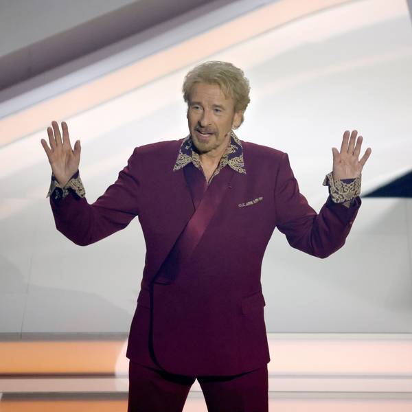 25.11.2023, Baden-Württemberg, Offenburg: Moderator Thomas Gottschalk ( ) kommt zu Beginn der ZDF-Show "Wetten, dass..?" auf die Bühne. Gottschalk moderiert zum letzten Mal «Wetten, dass..?». Nach 36 Jahren beendet er am 25. November seine Karriere als Wett-Moderator.