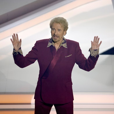 25.11.2023, Baden-Württemberg, Offenburg: Moderator Thomas Gottschalk ( ) kommt zu Beginn der ZDF-Show "Wetten, dass..?" auf die Bühne. Gottschalk moderiert zum letzten Mal «Wetten, dass..?». Nach 36 Jahren beendet er am 25. November seine Karriere als Wett-Moderator.