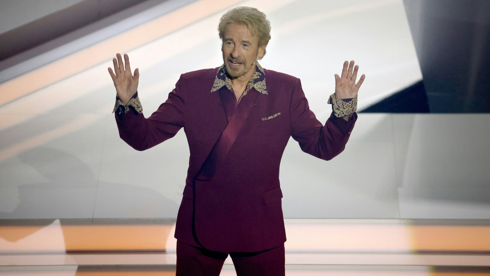 25.11.2023, Baden-Württemberg, Offenburg: Moderator Thomas Gottschalk ( ) kommt zu Beginn der ZDF-Show "Wetten, dass..?" auf die Bühne. Gottschalk moderiert zum letzten Mal «Wetten, dass..?». Nach 36 Jahren beendet er am 25. November seine Karriere als Wett-Moderator.