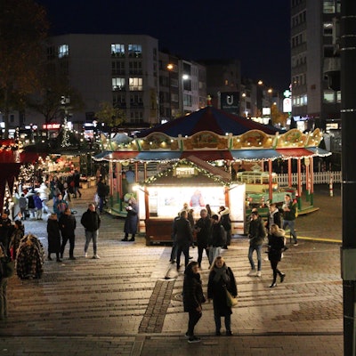 Noch bis Samstag, 23. Dezember, findet der Weihnachtsmarkt auf dem Wiener Platz statt. Foto: Uwe Schäfer