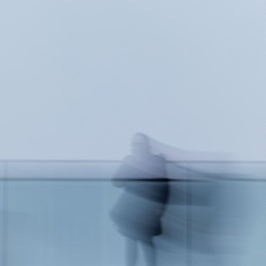 Eine Person steht allein in der Innenstadt. Das Centrum für Strategie und Höhere Führung und das Institut für Demoskopie Allensbach präsentieren den Sicherheitsreport 2023. +++ dpa-Bildfunk +++