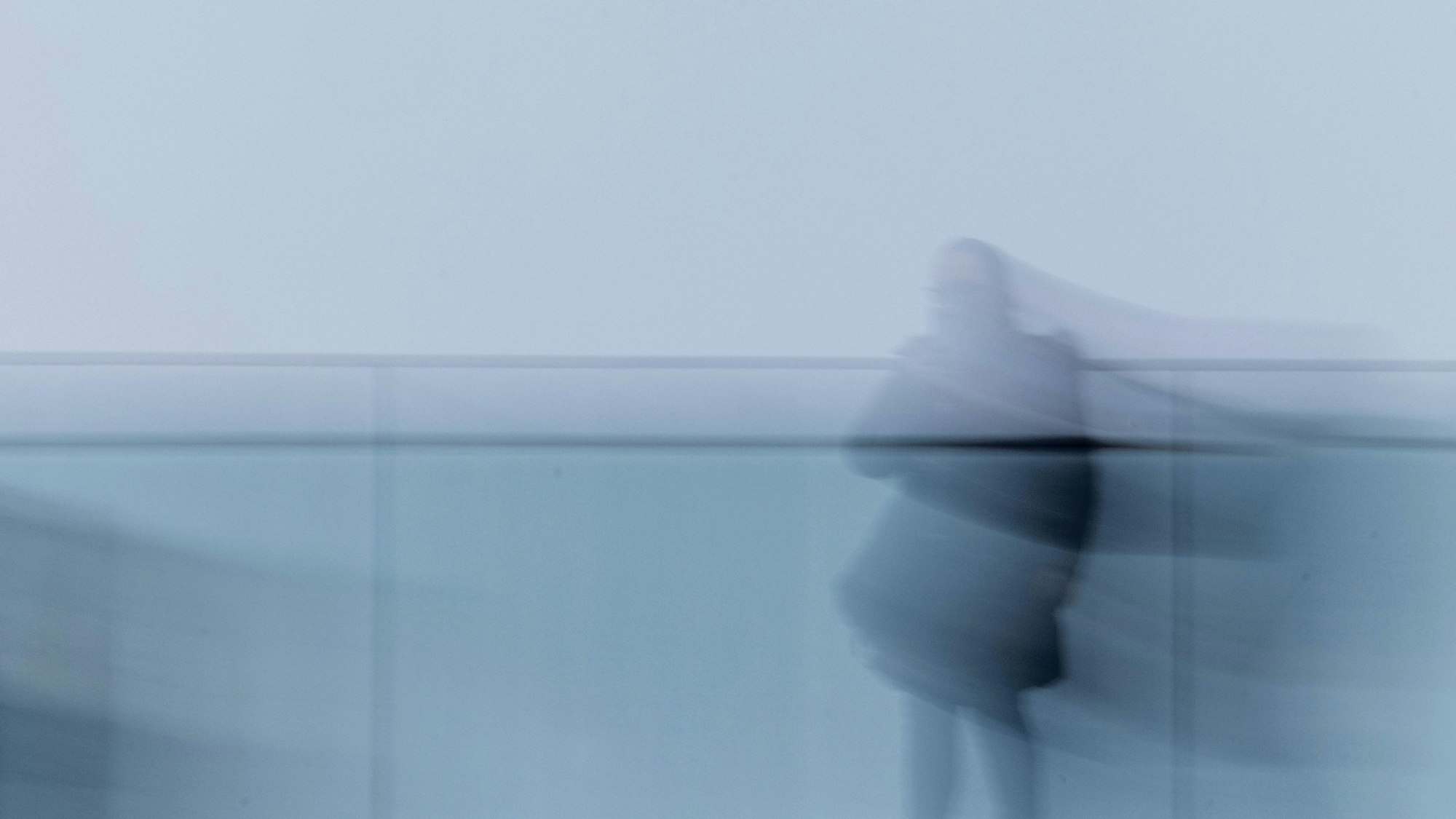 Eine Person steht allein in der Innenstadt. Das Centrum für Strategie und Höhere Führung und das Institut für Demoskopie Allensbach präsentieren den Sicherheitsreport 2023. +++ dpa-Bildfunk +++