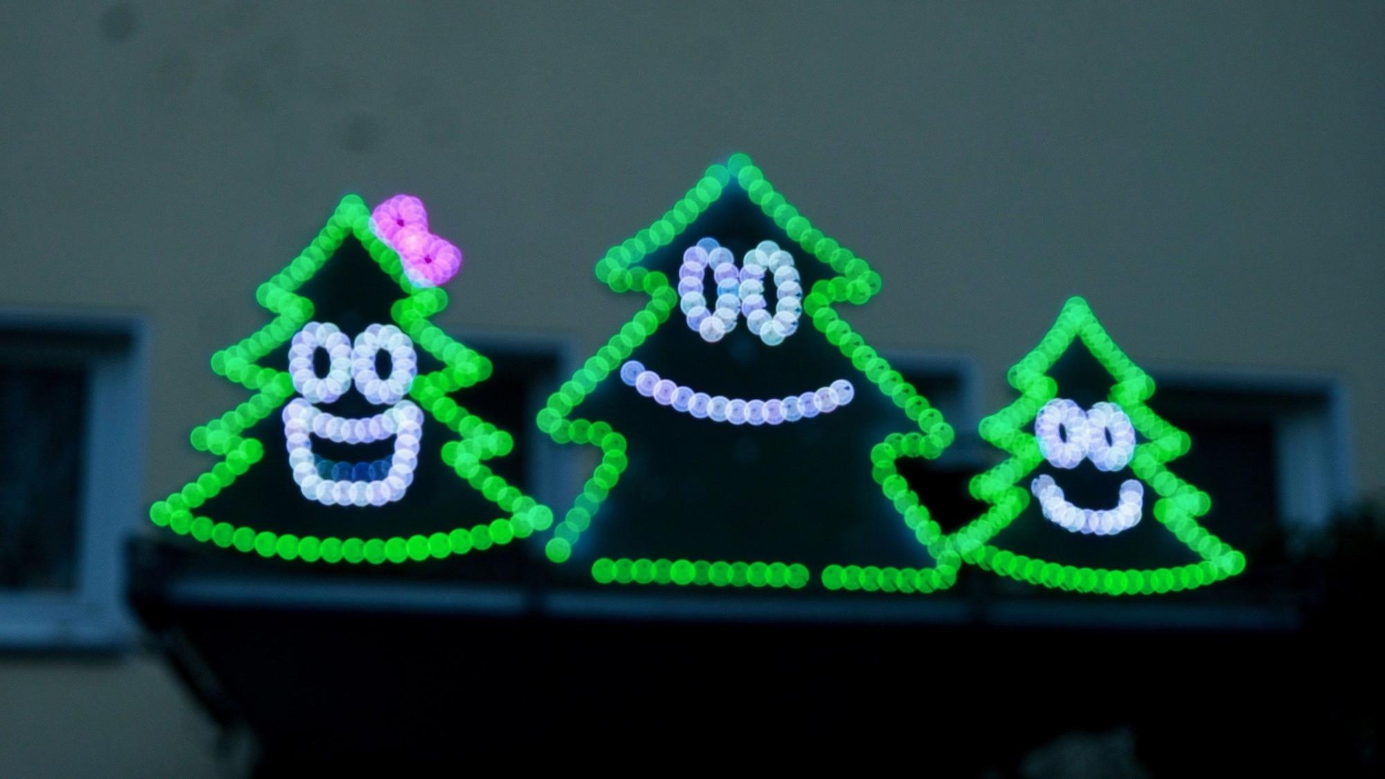 Simon Biela lädt in der Adventszeit regelmäßig zu einer großen „Lightshow“ vor dem Eingangsbereich seines Wohnhauses.