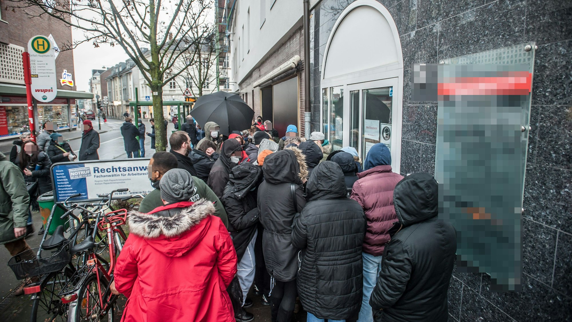 Alle wollen rein. Vor der Praxis Dr. Wollny steht am 3.Februar 2022 vorm Eingang eine Menschentraube. Die juristische Aufarbeitung ist im Gange.