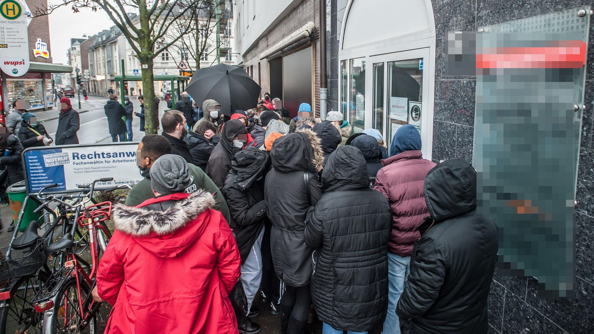 Menschentraube vor der Praxis Dr. Dirk Wollny am 3. Februar 2022