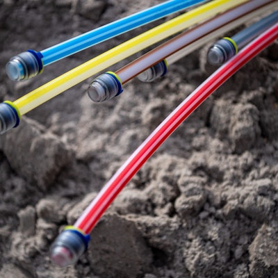 Glasfaserkabel liegen auf einer Baustelle.