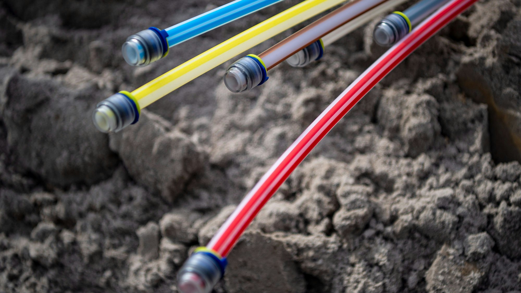 Glasfaserkabel liegen auf einer Baustelle.