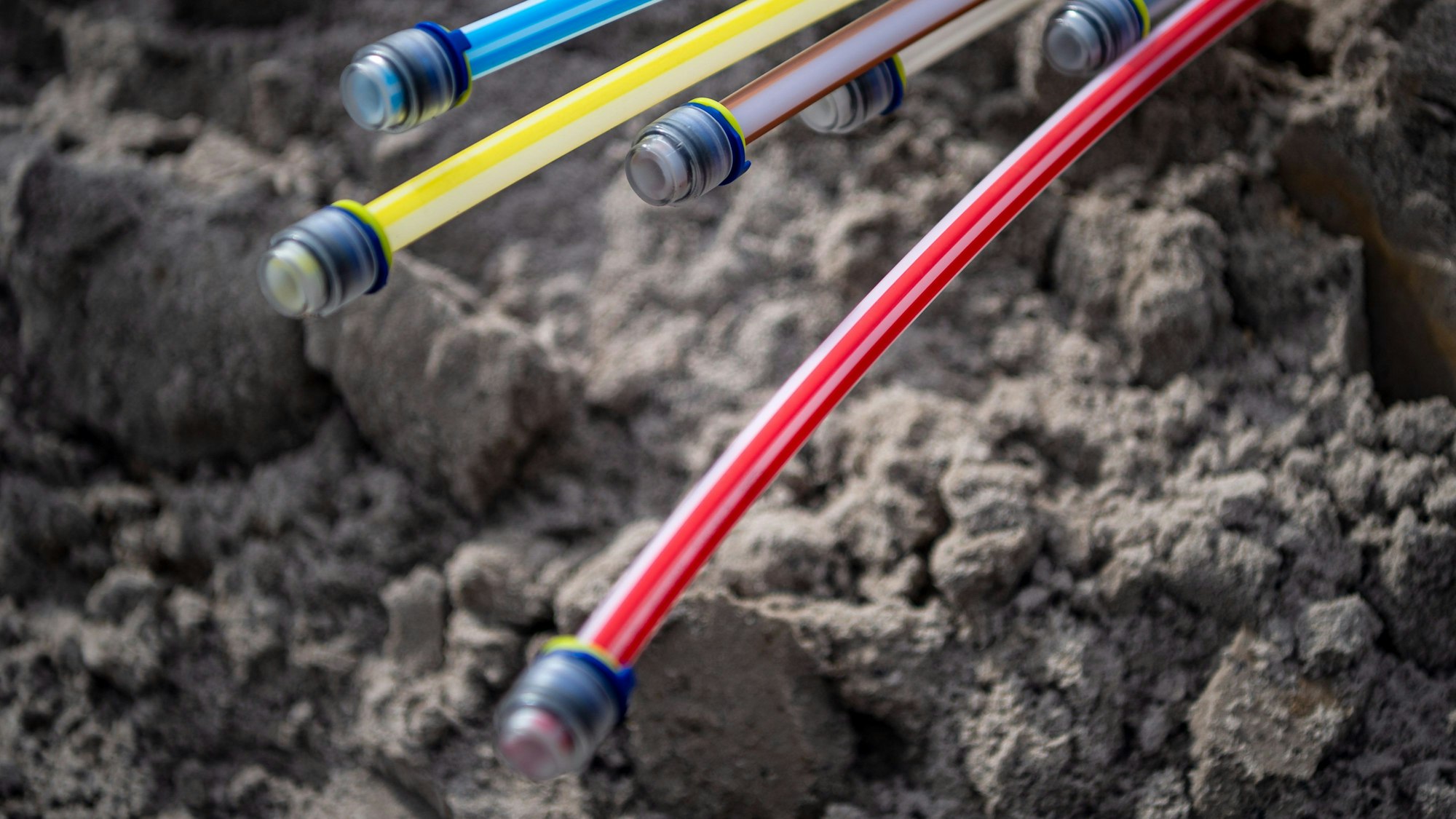 Glasfaserkabel liegen auf einer Baustelle.