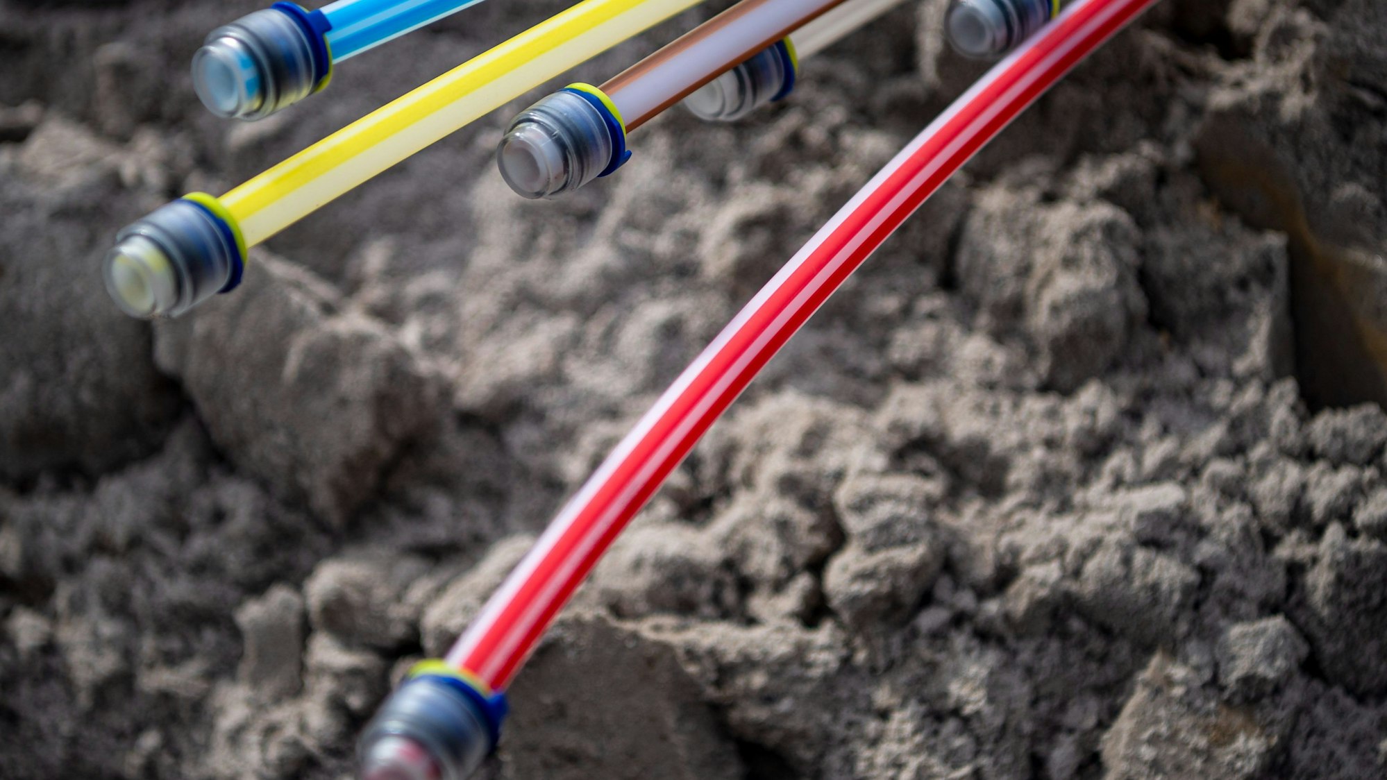 Dem Vernehmen nach hat die Gemeinde Morsbach sechs fertige Angebote für den Ausbau des Glasfasernetzes erhalten. Der Rat der Gemeinde soll am 19. Dezember den Auftrag dazu vergeben. Unser Foto zeigt Glasfaserleitungen.