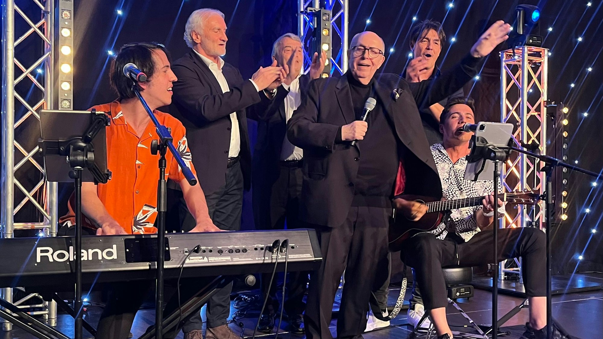 Eine besondere Band: Reiner Calmund schmettert mit Rudi Völler, Ex-DFB-Präsident Wolfgang Niersbach, Matze Knop und den Brüder-Duo Mitchy und André Katawazi den Gassenhauer „Marmor, Stein und Eisen bricht“.