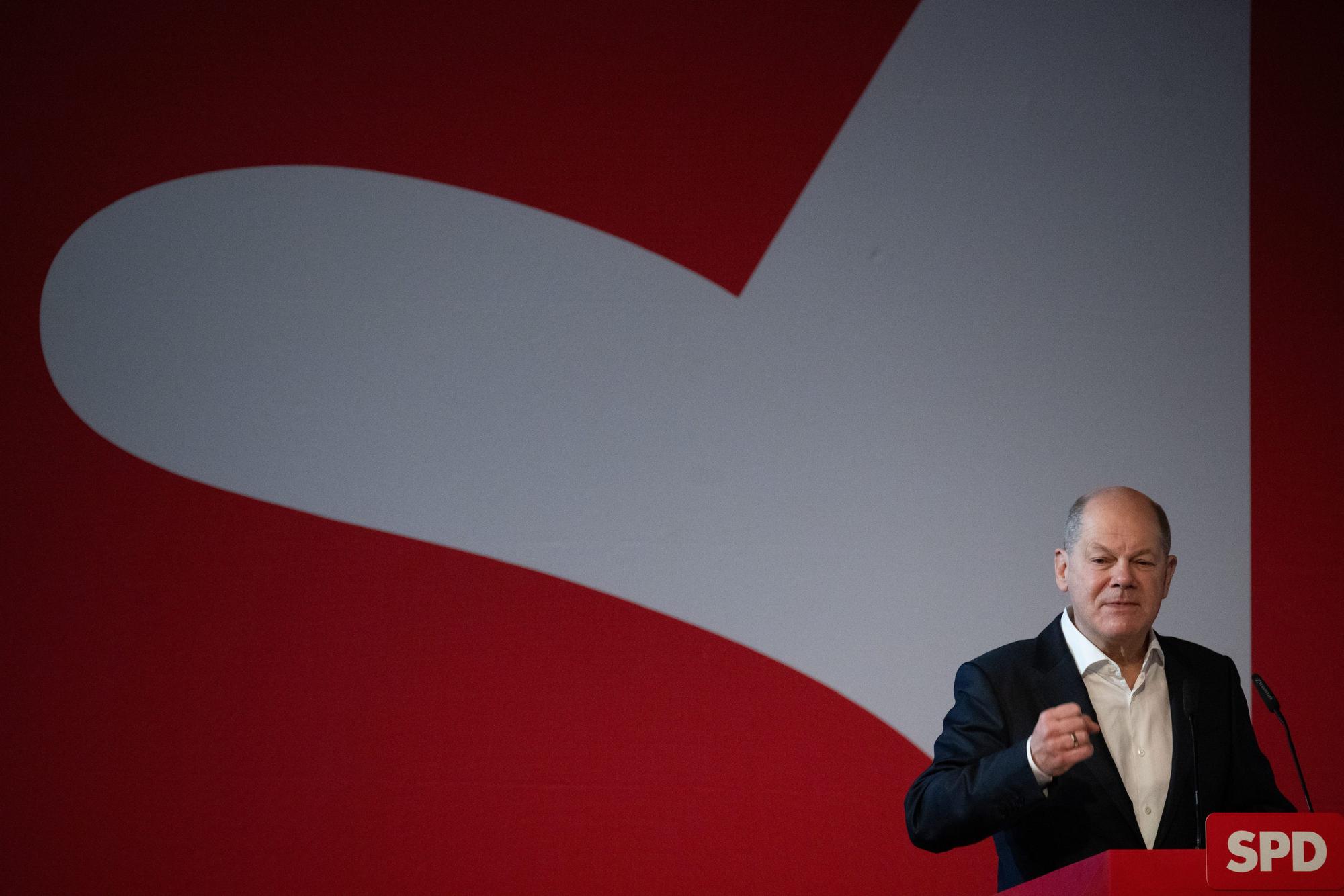 Bundeskanzler Olaf Scholz (SPD) spricht während eines Landesparteitags der SPD Brandenburg.