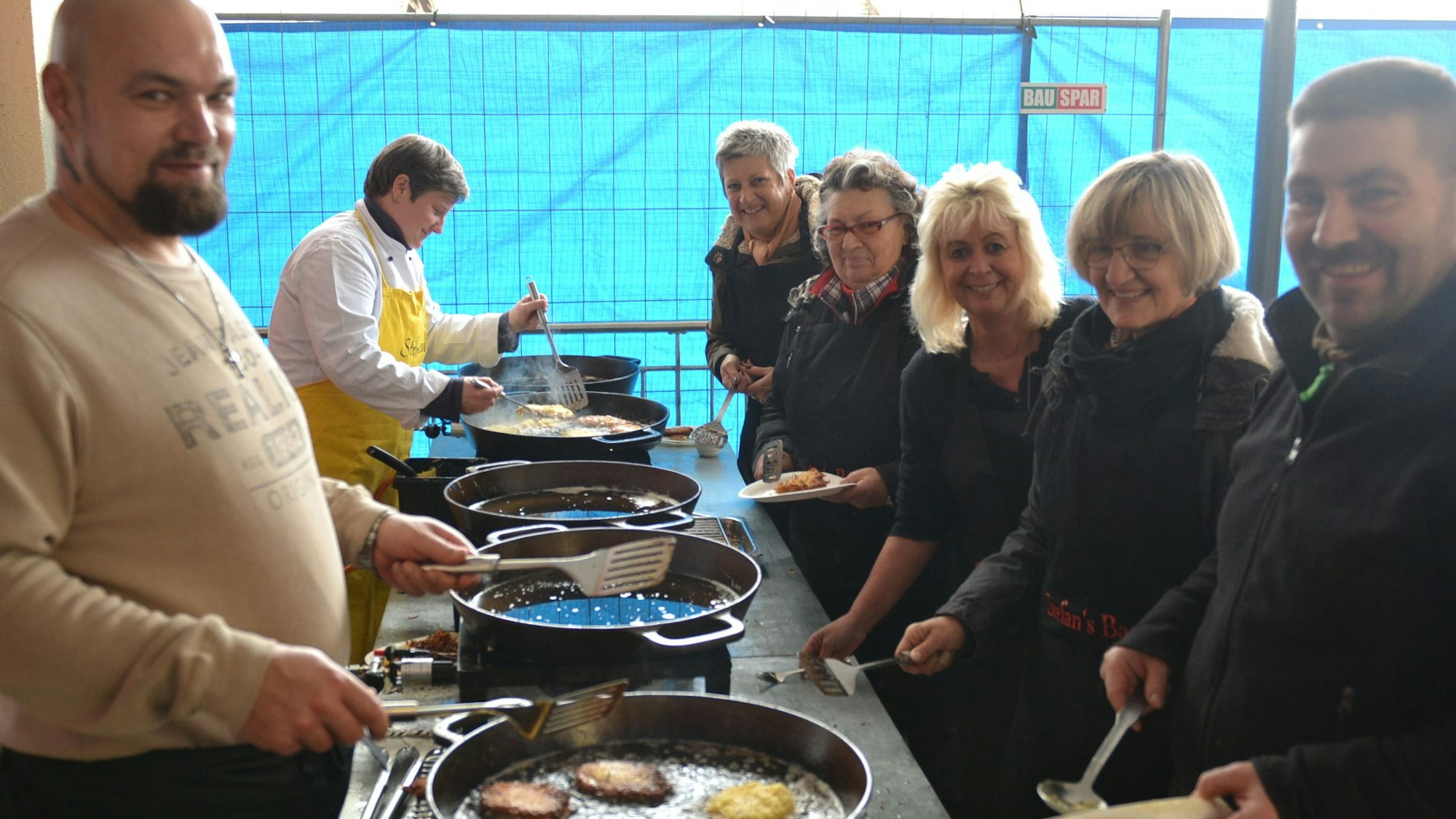 Das Foto zeigt die Helferinnen und Helfer bei Bereiten der Reibekuchen.
