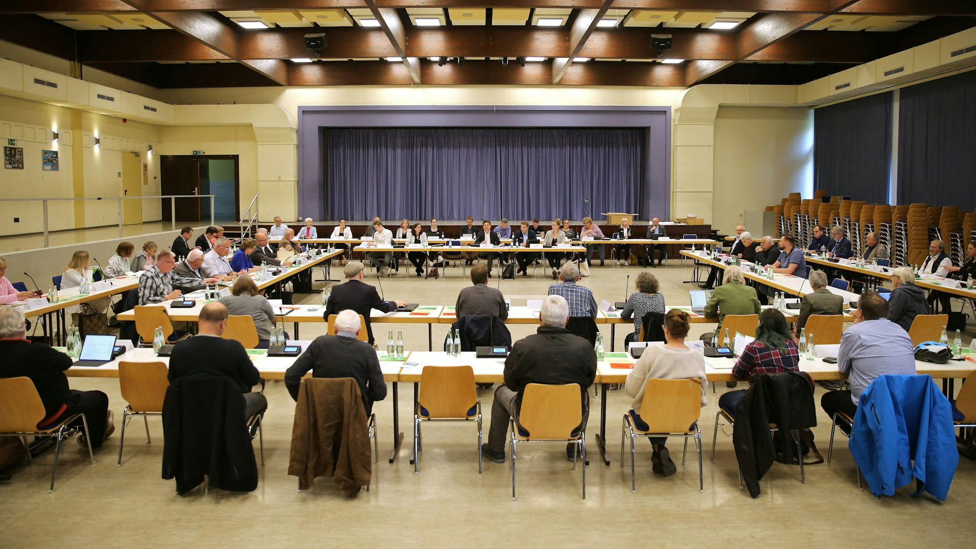 Politiker sitzen in großer Runde in der Aula des Bielsteiner Schulzentrums.