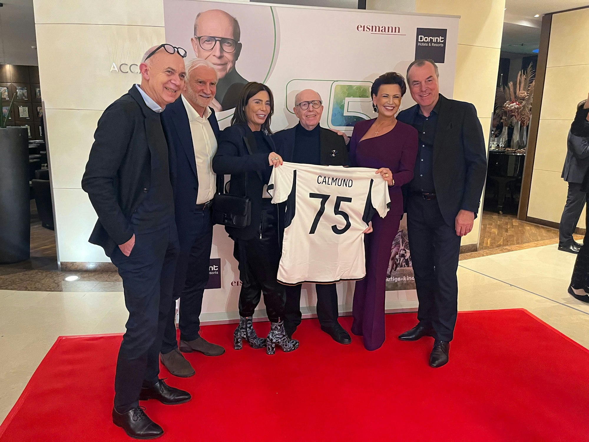 DFB-Präsident Bernd Neuendorf (v.l.), DFB-Direktor Rudi Völler mit Frau Sabrina sowie Ex-Schalke-Boss Clemens Tönnies mit seiner Frau Margit feiern mit Reiner Calmund.