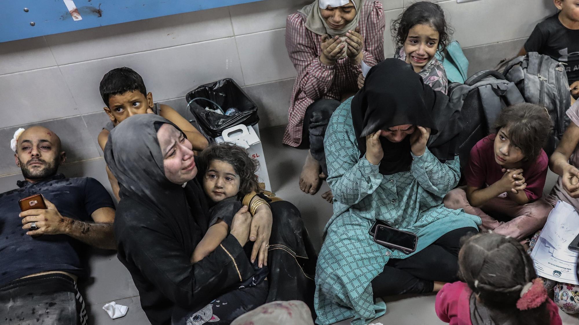 Verletzte Palästinenser warten auf medizinische Versorgung im Al-Shifa Krankenhaus, nachdem sie im Al-Ahli-Krankenhaus im Gazastreifen bei einem Raketeneinschlag verletzt wurden. (Archivbild)
