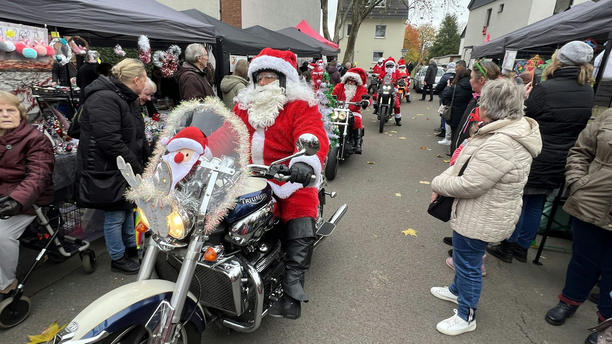 Einfahrt der Motorrad-Weihnachtsmänner auf den Eiler Weihnachtsbasar am Pfarrer-Oermann-Platz.