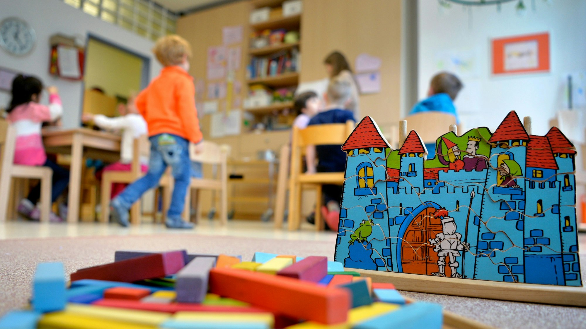 Spielzeug liegt in einer Kindertagesstätte auf dem Boden.