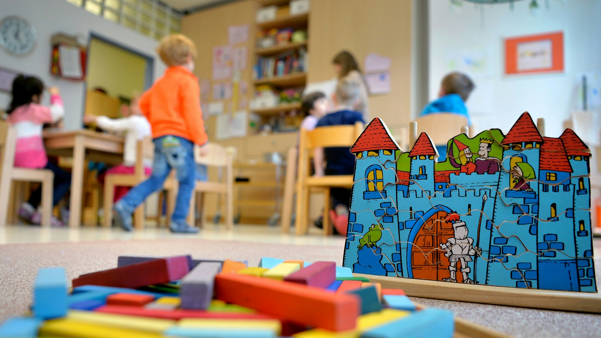 Spielzeug liegt in einer Kindertagesstätte auf dem Boden.