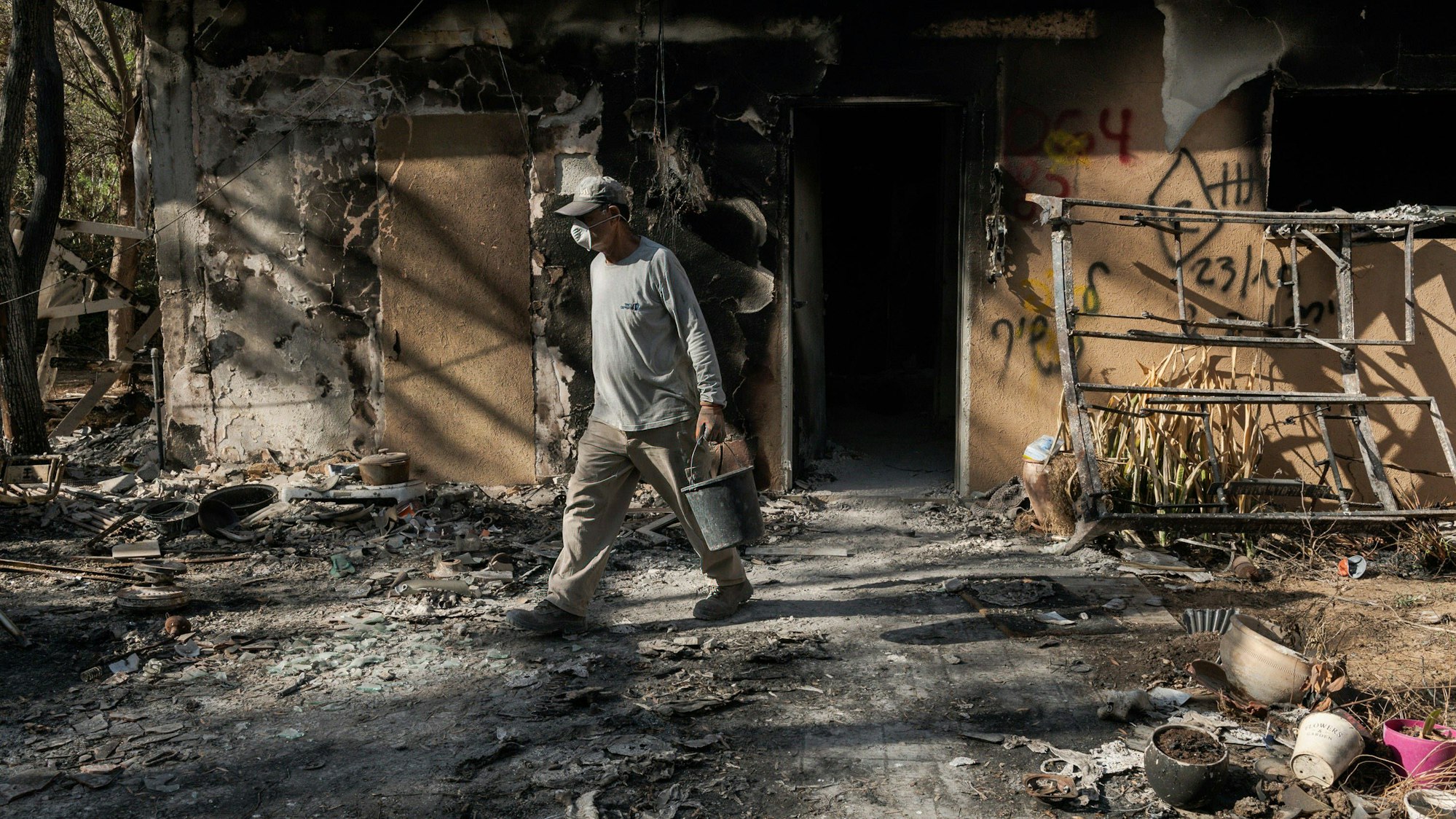 Im 1948 als Posten gegründeten Kibbuz Nir Oz sind einen Monat nach dem Überfall der Hamas die Spuren der Zerstörungen deutlich zu sehen. 100 Bewohner starben bei der Attacke, 300 wurden verletzt, etliche entführt. Ein Archäologe sichert die Überreste.