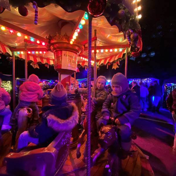 Das bunte, nostalgische Kinderkarussell auf dem kleinen Weihnachtsmarkt in Porz-Wahn. Archivbild: Lampe