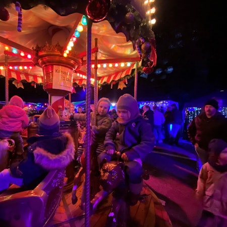 Das bunte, nostalgische Kinderkarussell auf dem kleinen Weihnachtsmarkt in Porz-Wahn. Archivbild: Lampe