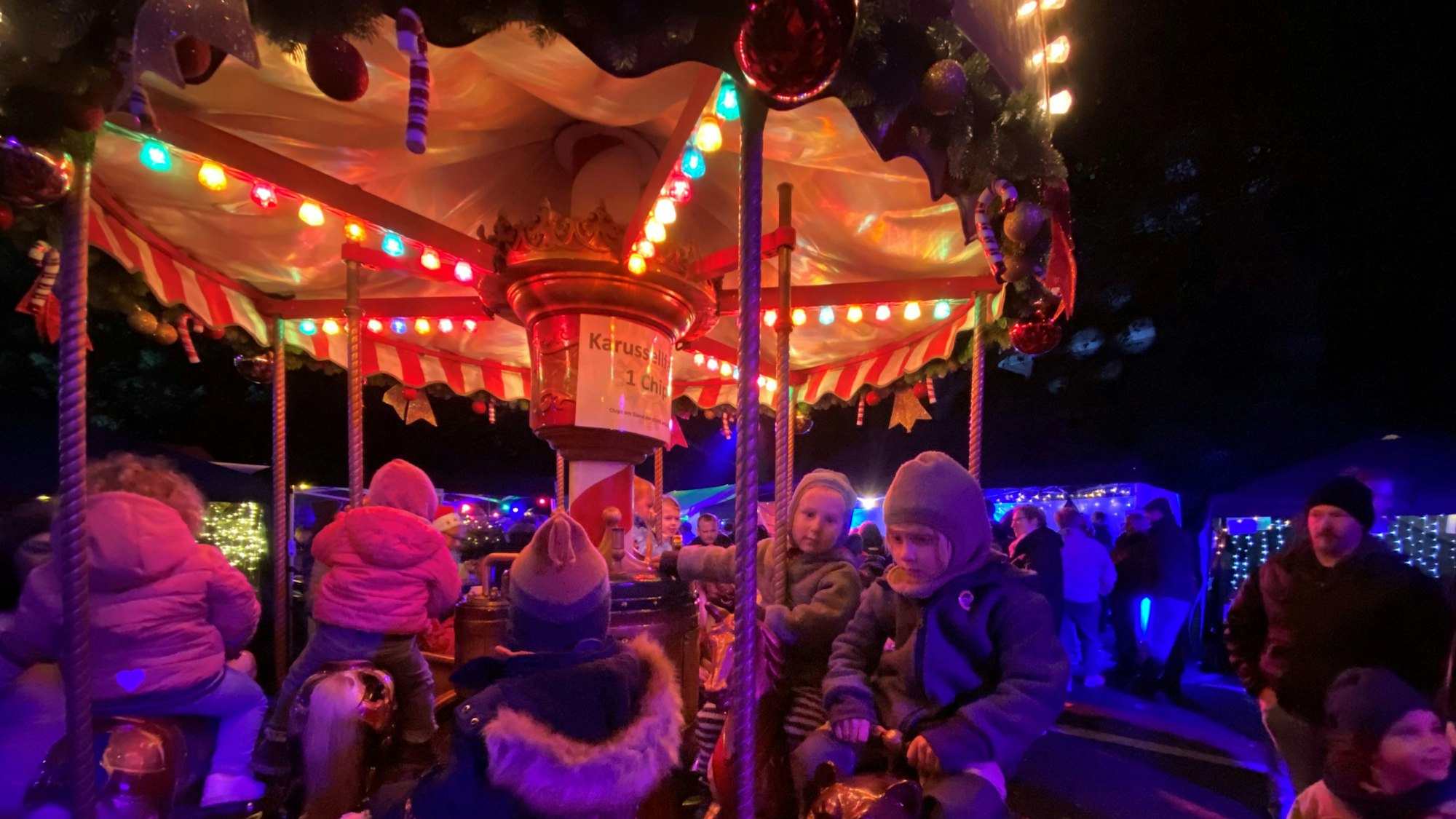 Das bunte, nostalgische Kinderkarussell auf dem kleinen Weihnachtsmarkt in Porz-Wahn. Archivbild: Lampe