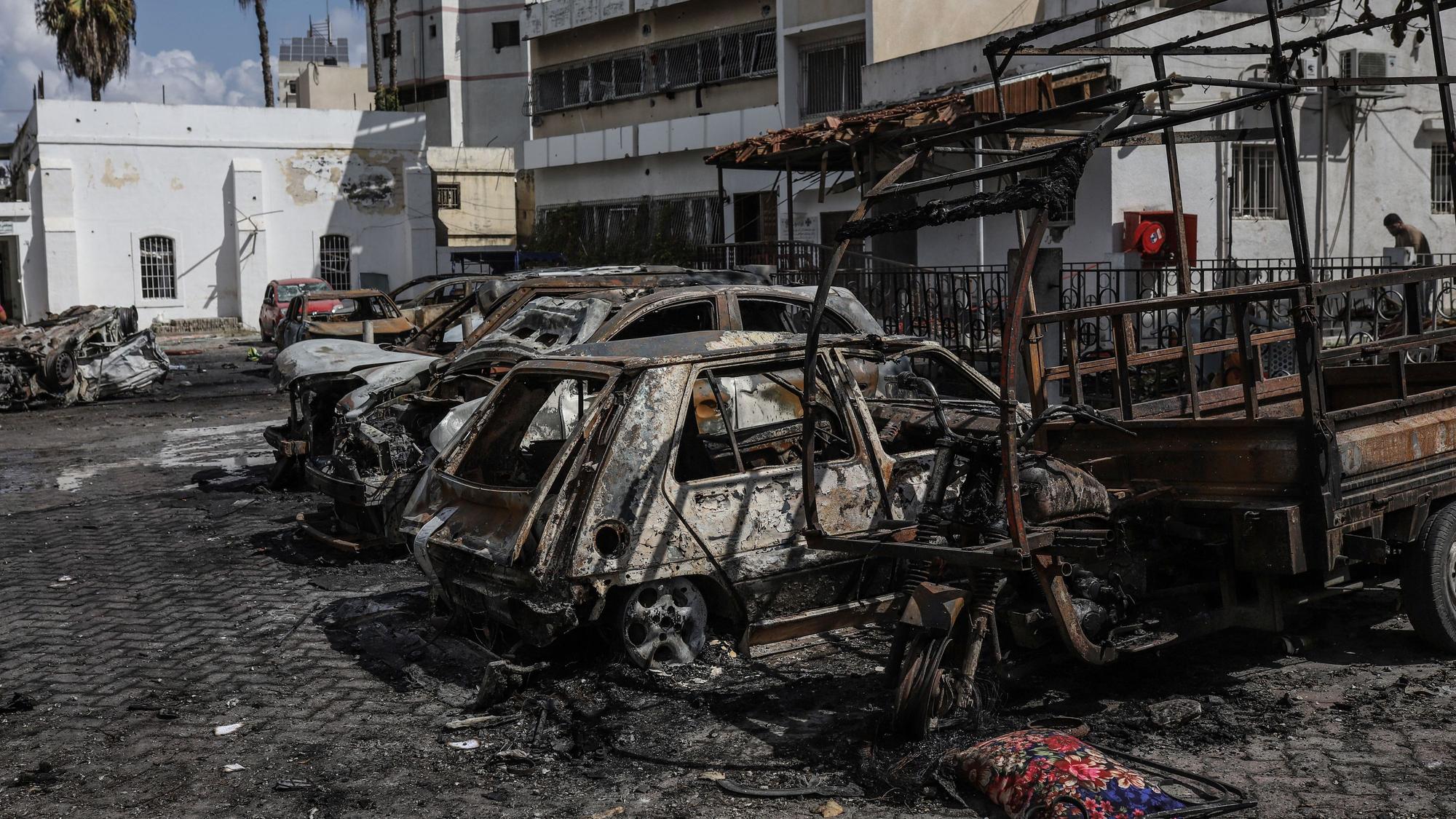 Zahlreiche ausgebrannte Autos stehen nach einer Explosion nahe des Al-Ahli-Krankenhaus auf einem Parkplatz. Nach Angaben der Hamas kamen bei der Explosion hunderte Menschen ums Leben, Human Rights Watch bezweifelt die Angaben. (Archivbild)