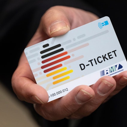 Das Deutschlandticket in einer Hand zu sehen. (Symbolfoto)