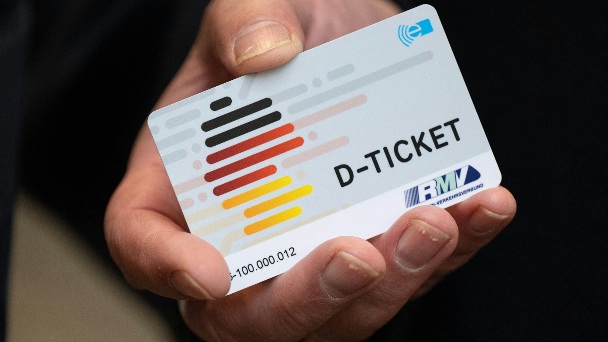 Das Deutschlandticket in einer Hand zu sehen. (Symbolfoto)