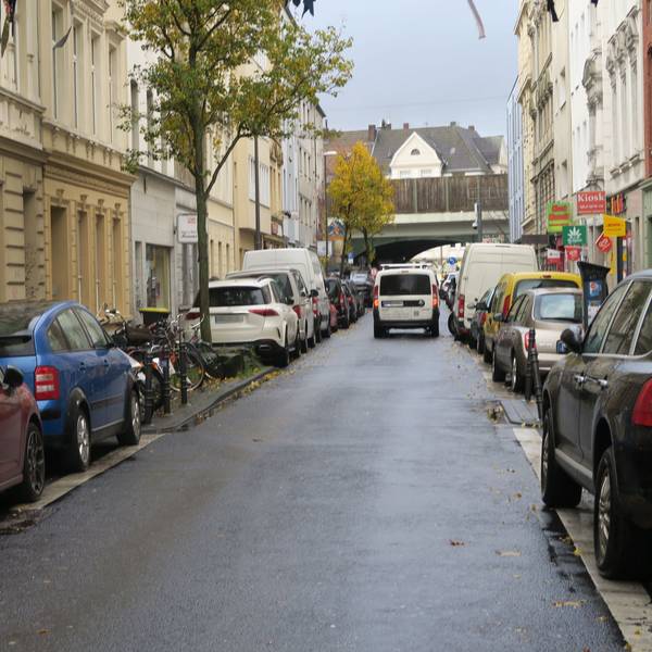 Eine vollgeparkte Straße.
