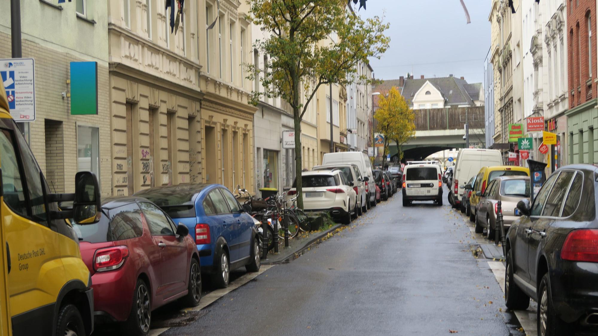 Eine vollgeparkte Straße.