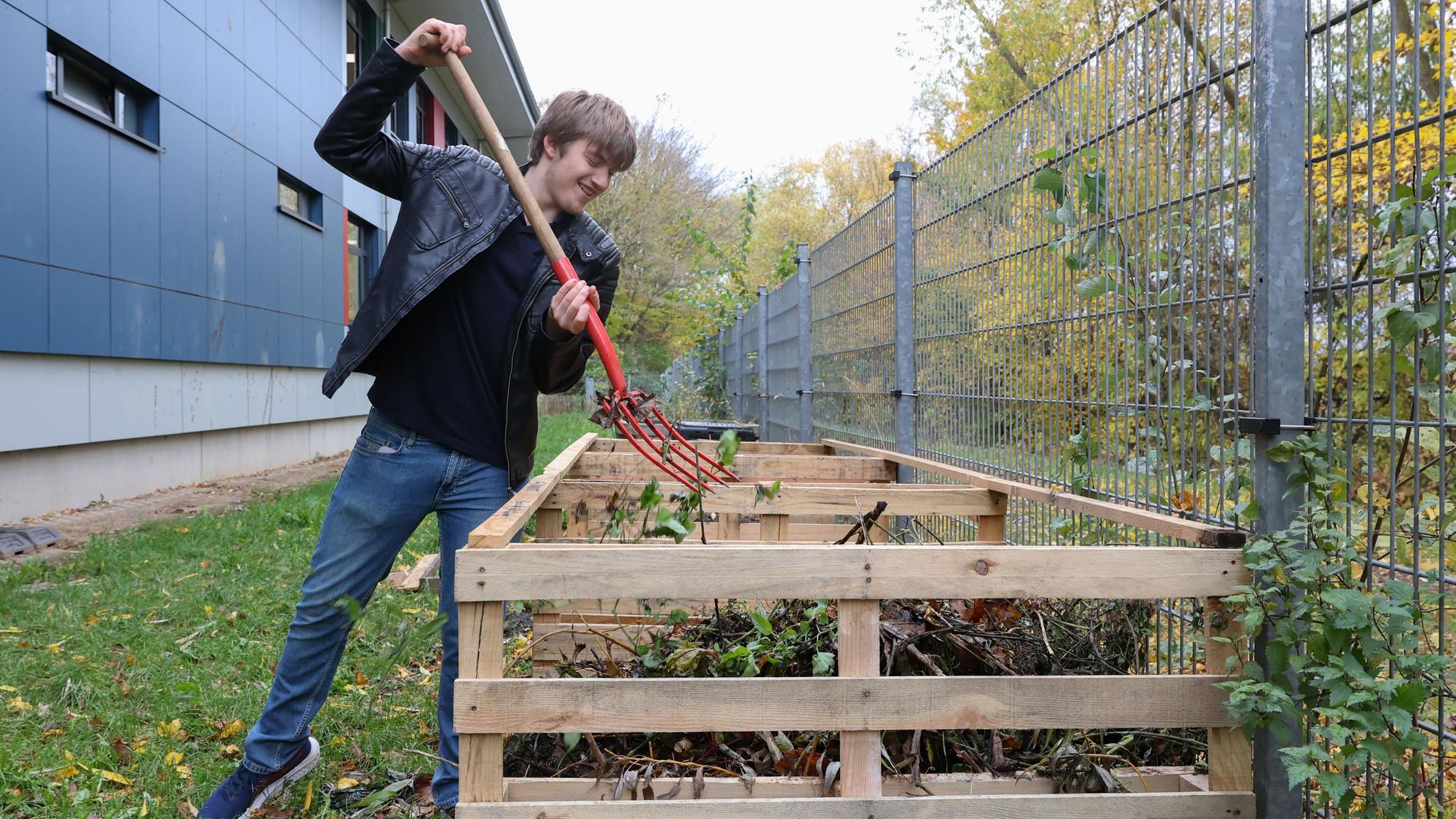 Marvin (15) arbeitet im Schulgarten.
