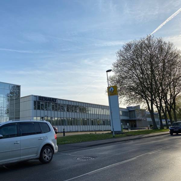 Auf dem Foto ist die ehemalige Firmenzentrale des Automobilherstellers Renault in Brühl zu sehen.