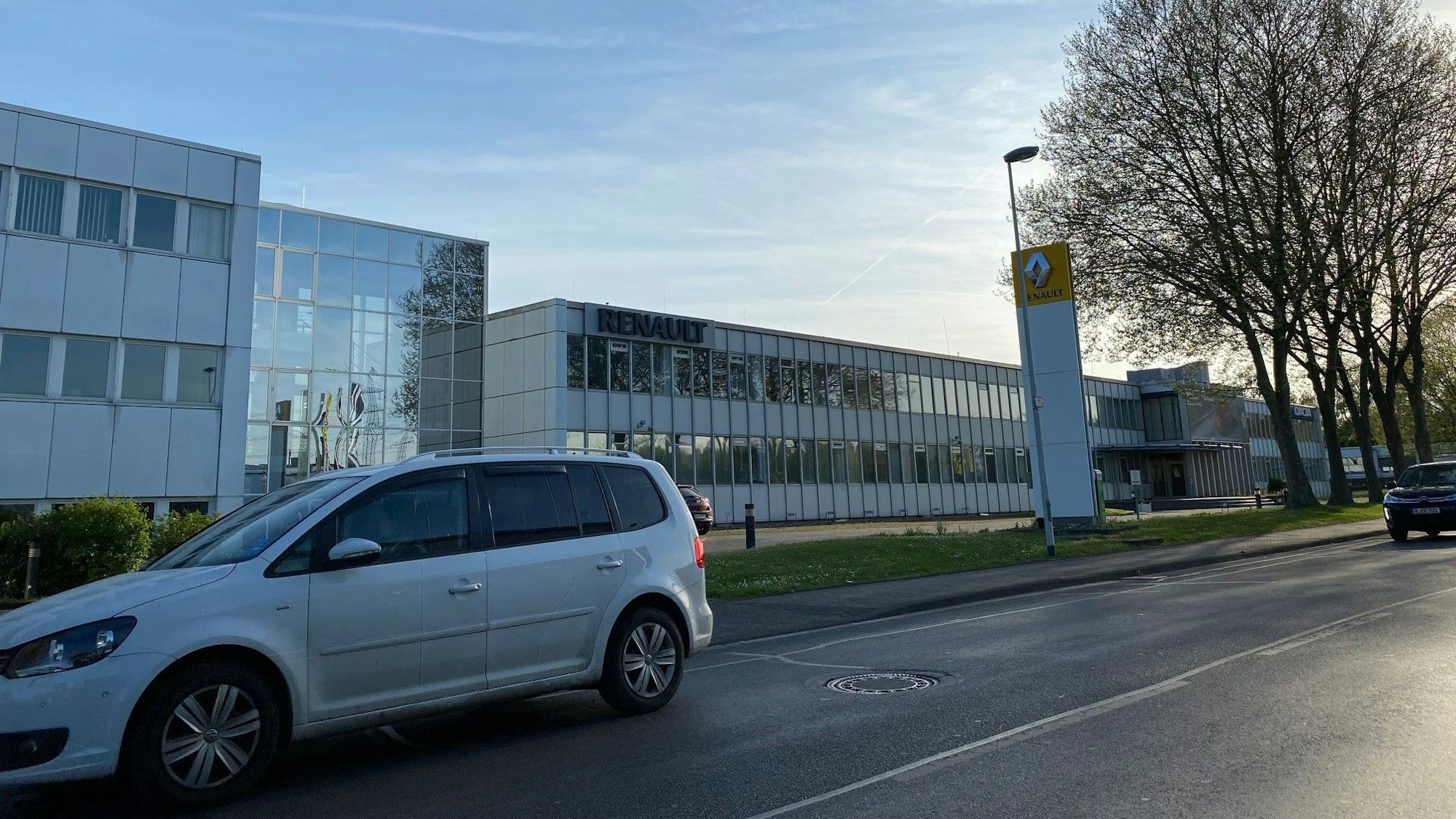 Auf dem Foto ist die ehemalige Firmenzentrale des Automobilherstellers Renault in Brühl zu sehen.