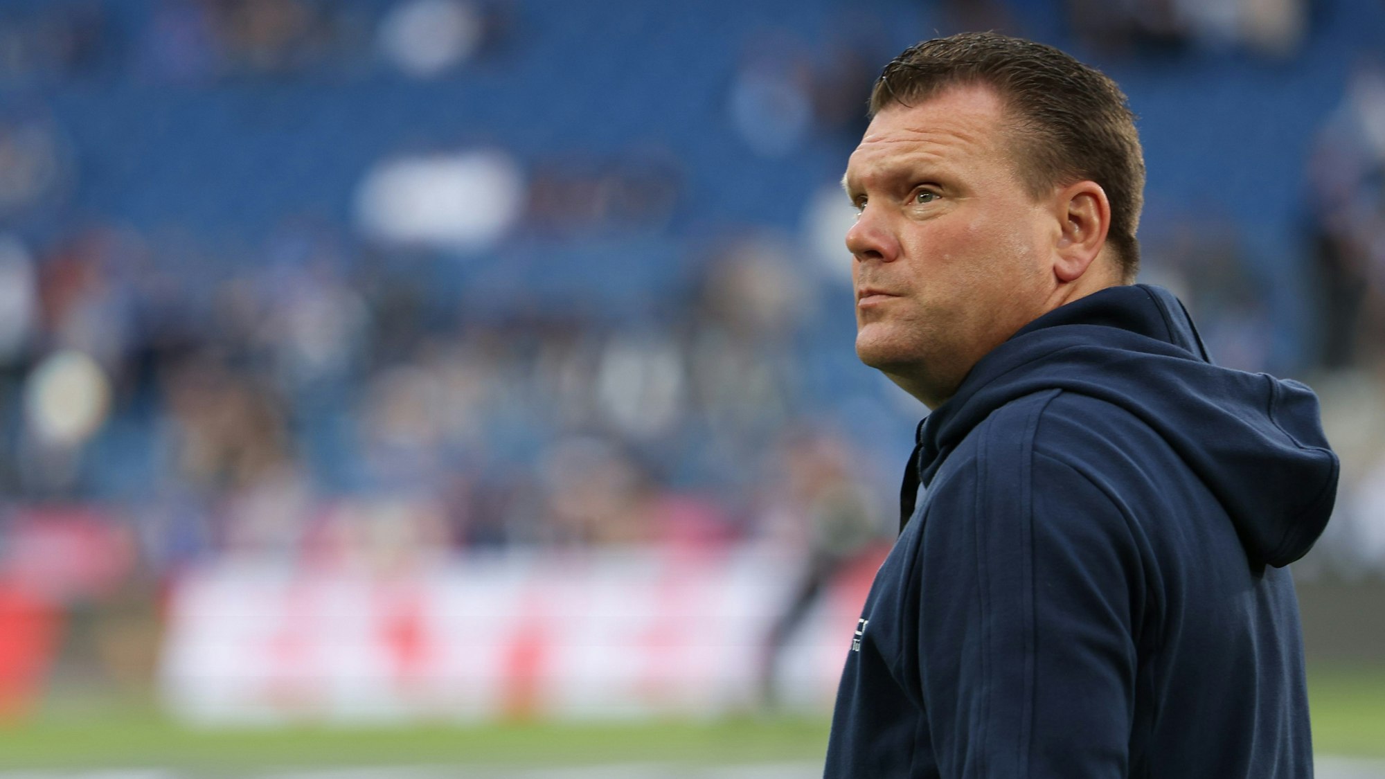 ARCHIV - 06.06.2023, Nordrhein-Westfalen, Bielefeld: Fußball: 2. Bundesliga - Relegation, Arminia Bielefeld - SV Wehen Wiesbaden, Relegation, Rückspiel, Schüco Arena. Bielefelds Trainer Uwe Koschinat blickt zur Seite. Am Montag wurde Koschinat als Trainer des VfL Osnabrück vorgestellt. (zu dpa: «Ex-Bielefelder Koschinat übernimmt VfL Osnabrück») Foto: Friso Gentsch/dpa - WICHTIGER HINWEIS: Gemäß den Vorgaben der DFL Deutsche Fußball Liga bzw. des DFB Deutscher Fußball-Bund ist es untersagt, in dem Stadion und/oder vom Spiel angefertigte Fotoaufnahmen in Form von Sequenzbildern und/oder videoähnlichen Fotostrecken zu verwerten bzw. verwerten zu lassen. +++ dpa-Bildfunk +++