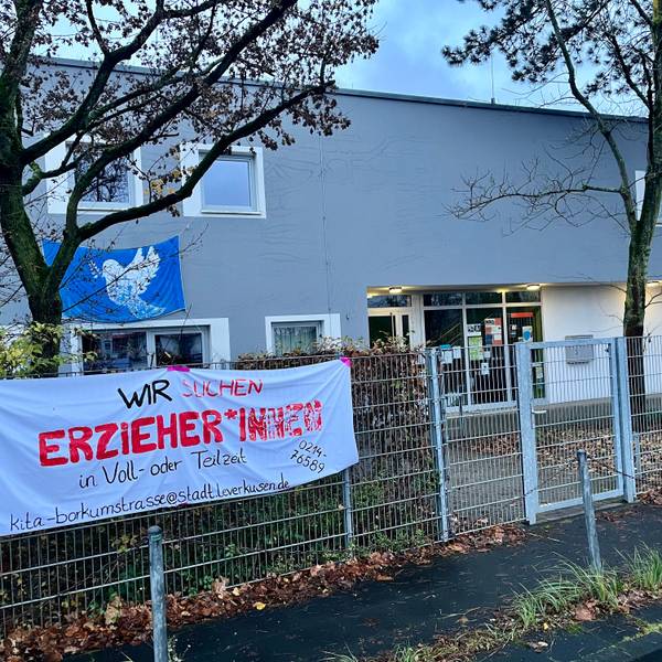 Banner "Wir suchen Erzieherinnen" vor der Kita Borkumstraße