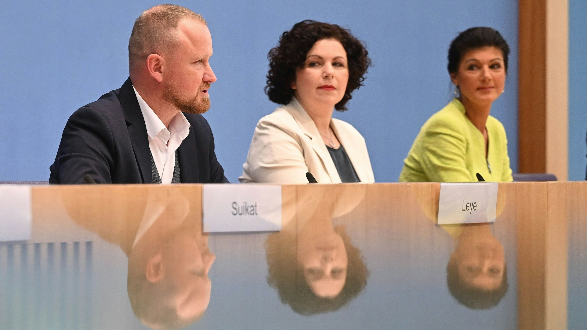Die Vorstandsmitglieder des Vereins „Bündnis Sahra Wagenknecht – Für Vernunft und Gerechtigkeit“ Christian Leye, Amira Mohamed Ali und Sahra Wagenknecht bei der Pressekonferenz zur Gründung des Vereins im Oktober.