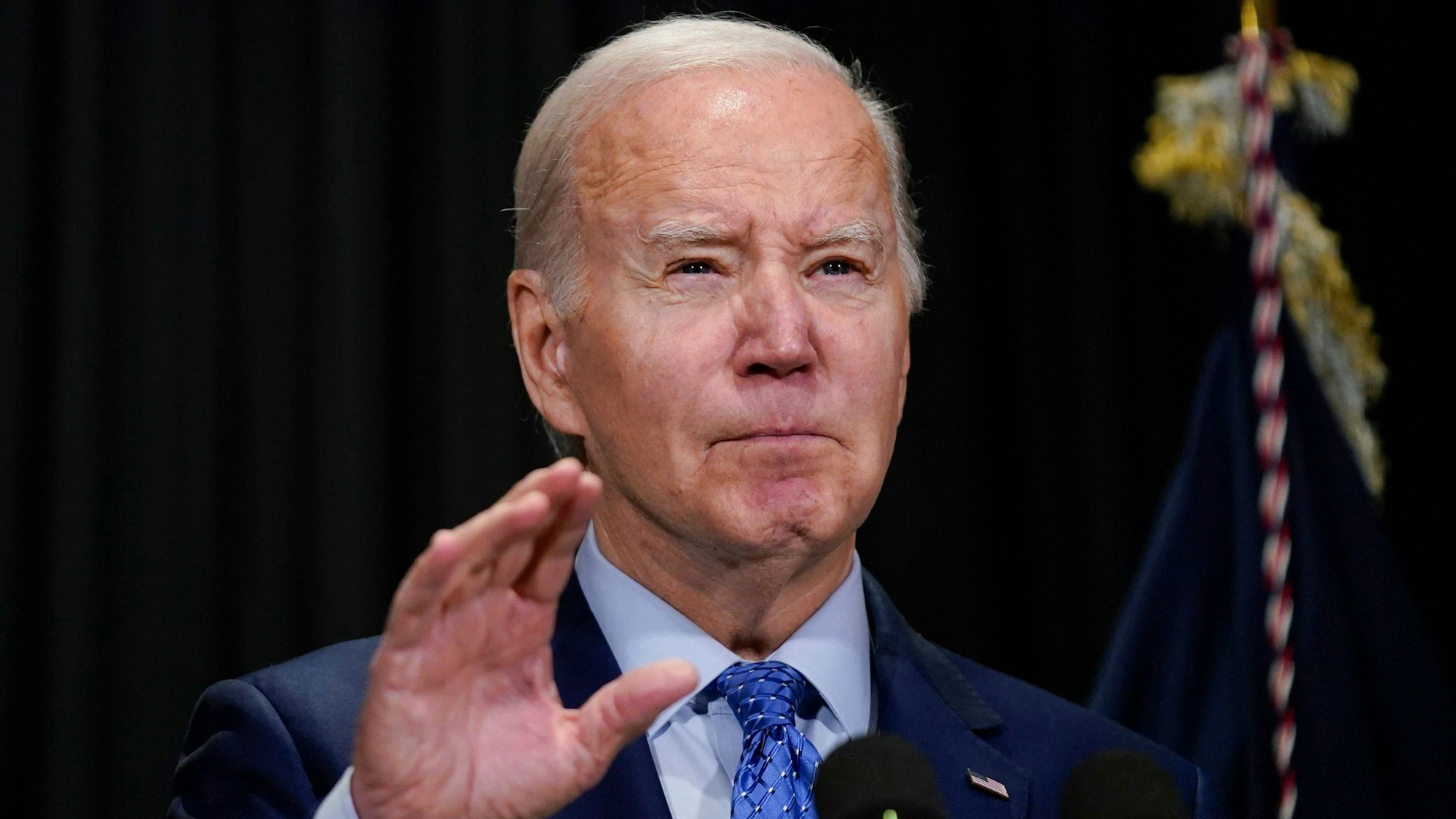 26.11.2023, USA, Nantucket: Joe Biden, Präsident der USA, spricht über die Geiseln, die von der Hamas im Rahmen einer viertägigen Waffenstillstandsvereinbarung zwischen Israel und der Hamas freigelassen wurden. Foto: Stephanie Scarbrough/AP/dpa +++ dpa-Bildfunk +++