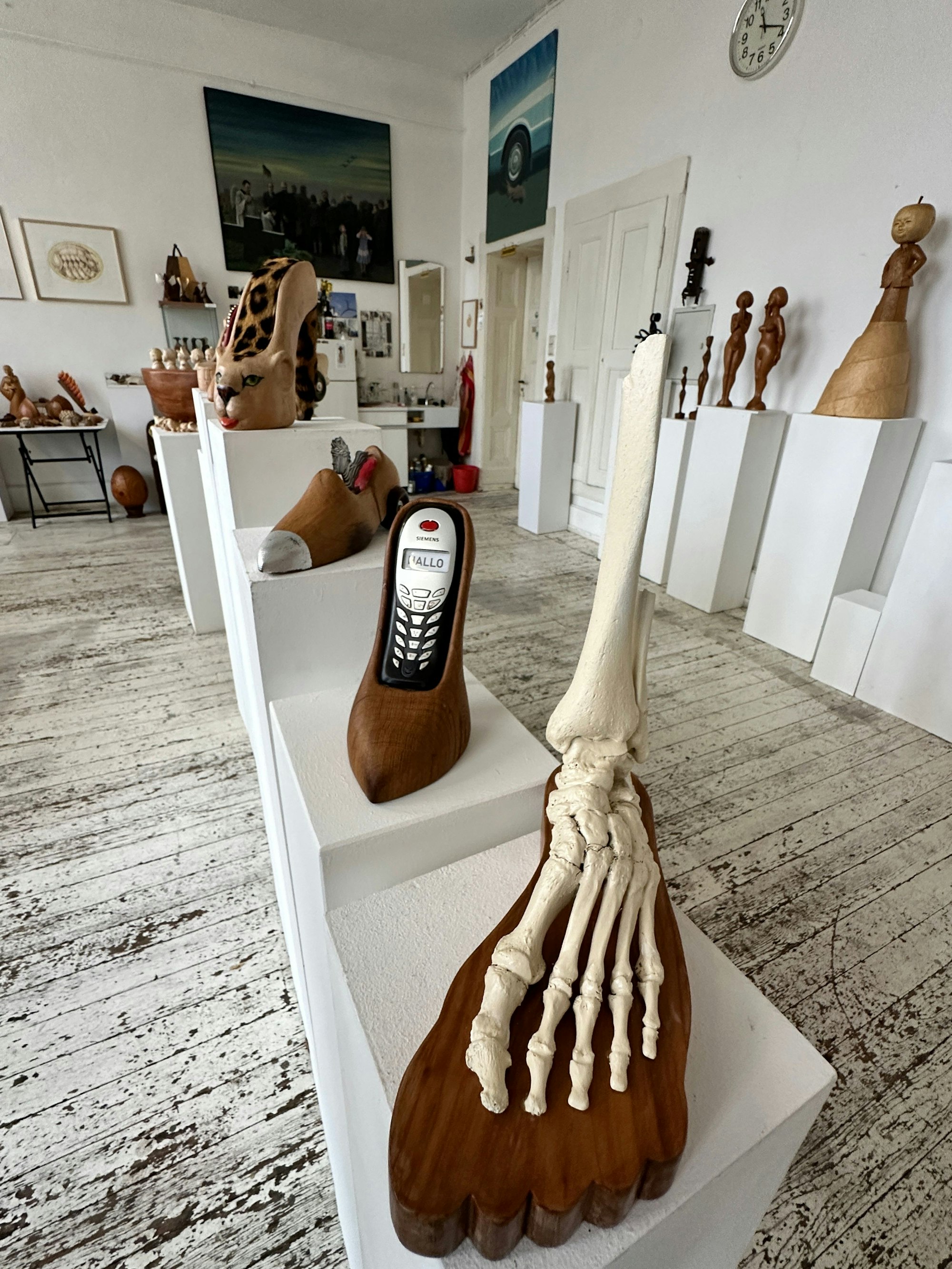 Auf einem Podest steht ein Holzschuh