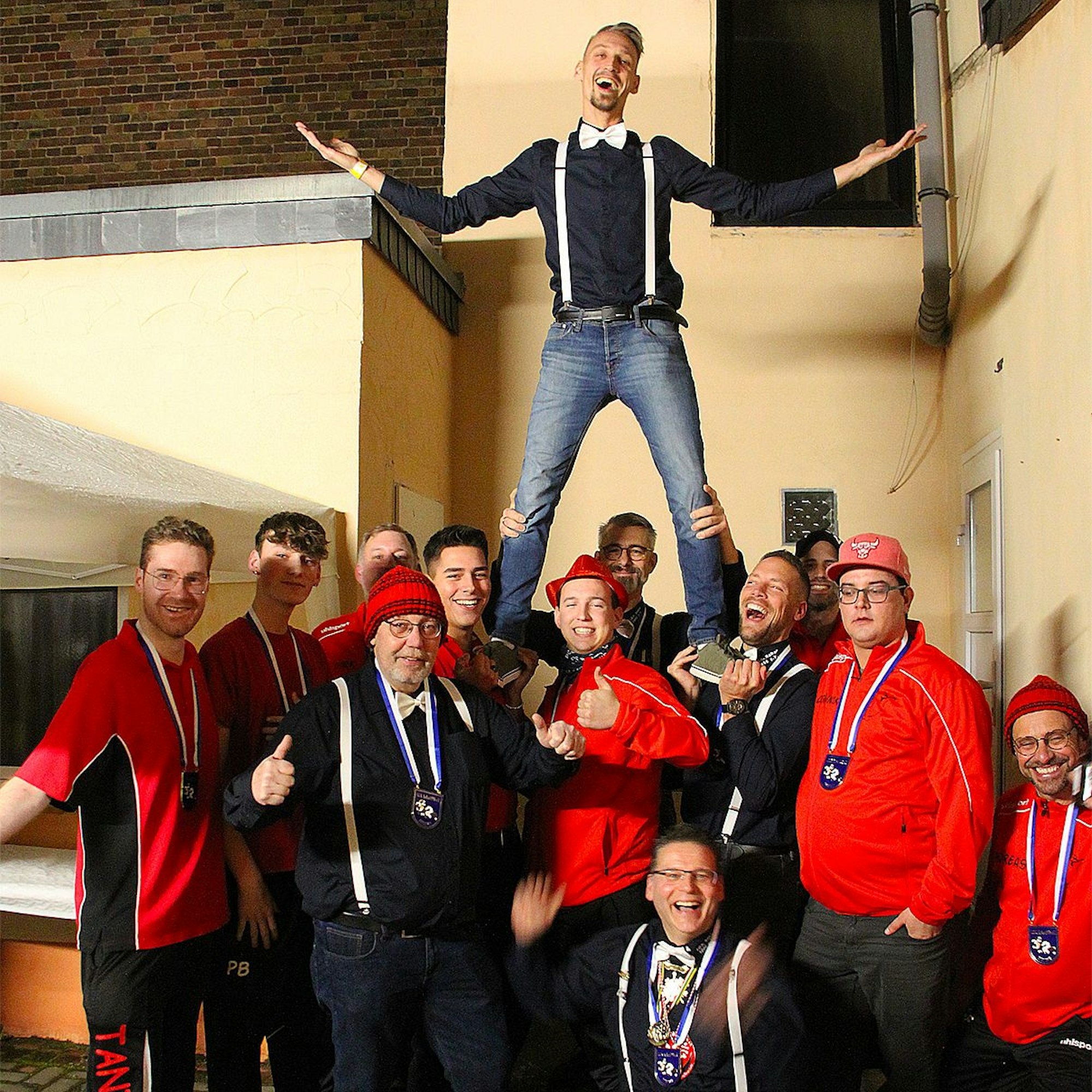 Mitglieder des Herrenballetts aus Kalkar proben die Pyramide: ein Tänzer steht auf den Schultern seiner Kollegen.
