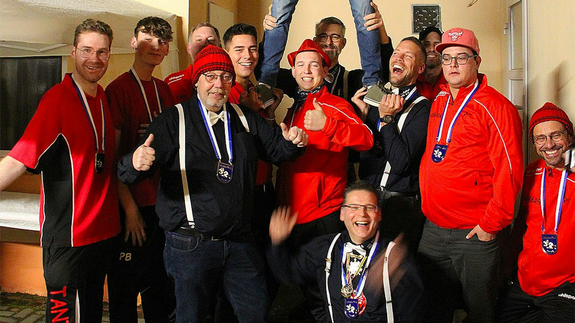 Mitglieder des Herrenballetts aus Kalkar posieren für eine Gruppenaufnahme.