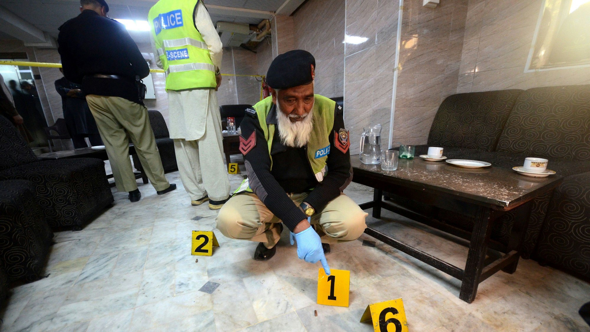 Ein pakistanischer Polizeibeamter sichert Spuren an einem Tatort. (Symbolbild)