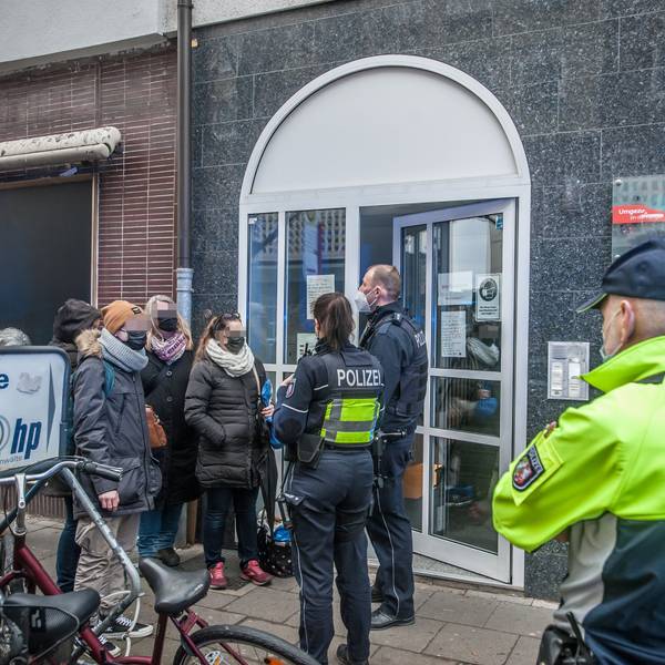 Polizeizugriff bei dem Opladener Arzt, der Atteste für Impfverweigerer ausstellte.